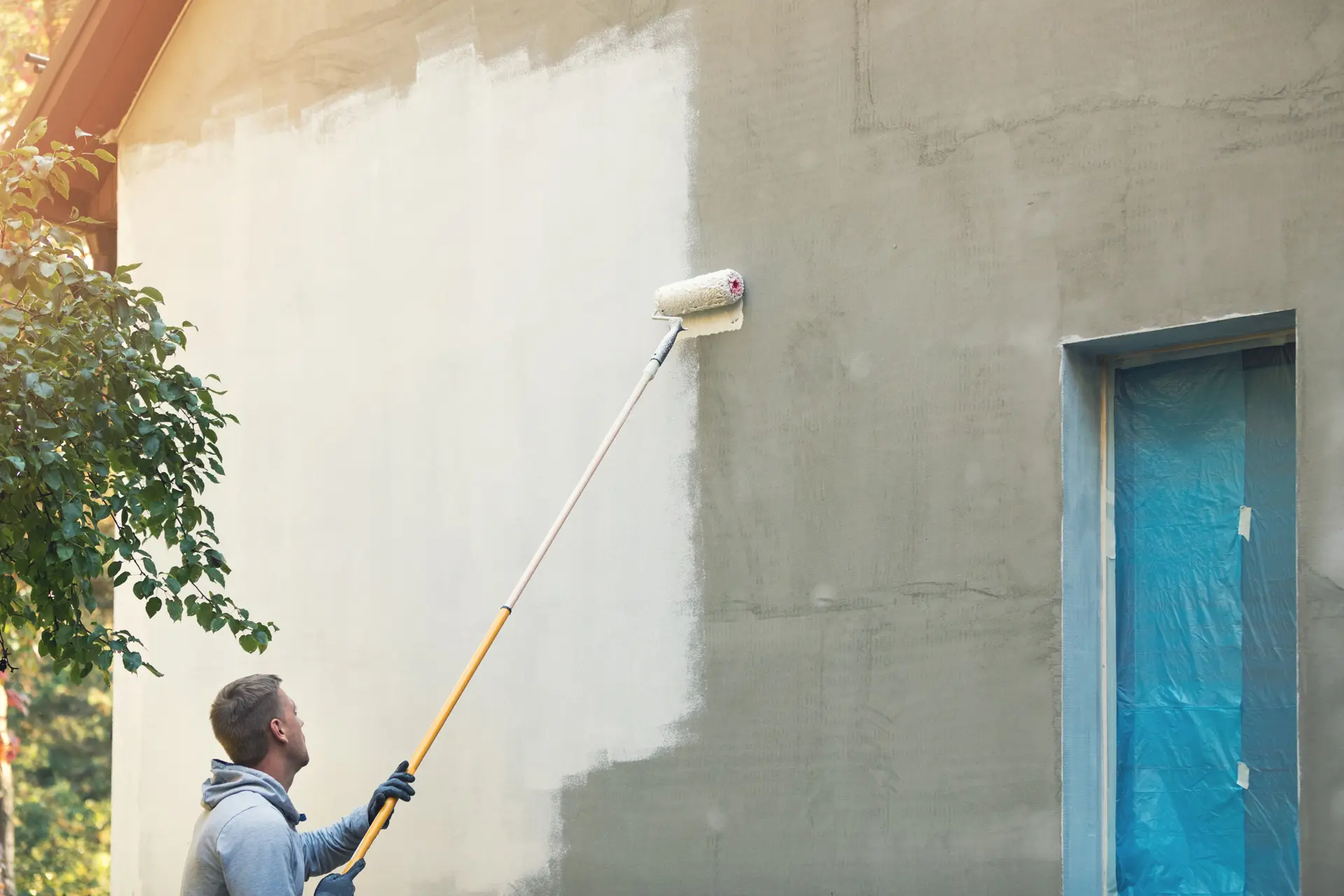 Pintor trabajando en una fachada en Torrejon de Ardoz